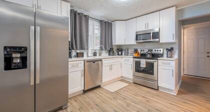 Lakefront Cottage-Ski-Golf-Snowboard- Watersports. 5 Bedrooms 9 Beds 2 Baths