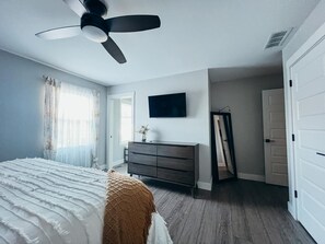 3 habitaciones, tabla de planchar con plancha, wifi y ropa de cama 