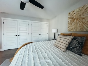 3 chambres, fer et planche à repasser, Wi-Fi, draps fournis