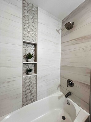 Shower, hair dryer, towels, soap - Renovated Ranch: 3BDRM 2BATH with King Bed, En-Suite, Sleeps 6, Hot Tub & more! (Newburgh)
