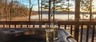 Lakeside Log Cabin + Hot Tub