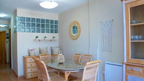 บ้านพัก, 4 ห้องนอน, ระเบียง | ร้านอาหาร