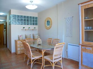 Rumah, 4 kamar tidur, teras | Tempat makan