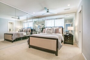 5 habitaciones, escritorio y tabla de planchar con plancha