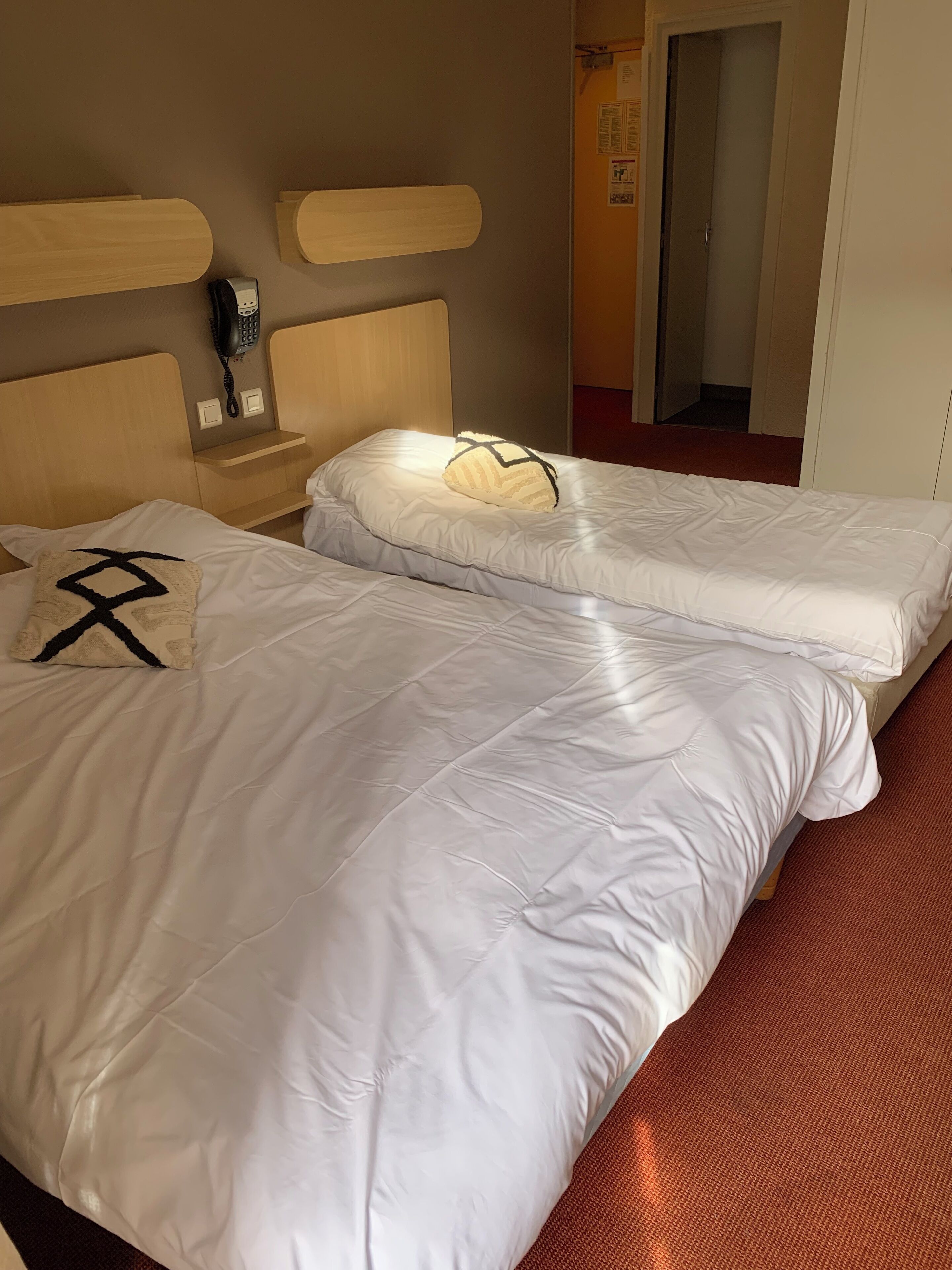 舒适三人房 | 遮光窗帘、熨斗/熨板、免费 WiFi