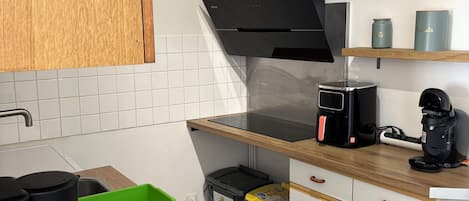 Frigorifero, microonde, forno, piano cottura