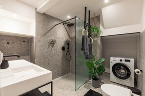 Shower, hair dryer, towels, soap - Urban Wave Apartment I (Hamburg)