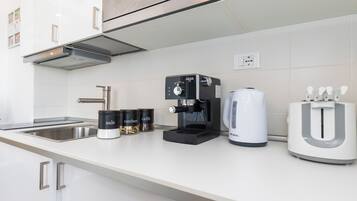 Réfrigérateur, micro-ondes, plaque de cuisson, cafetiÚre/bouilloire