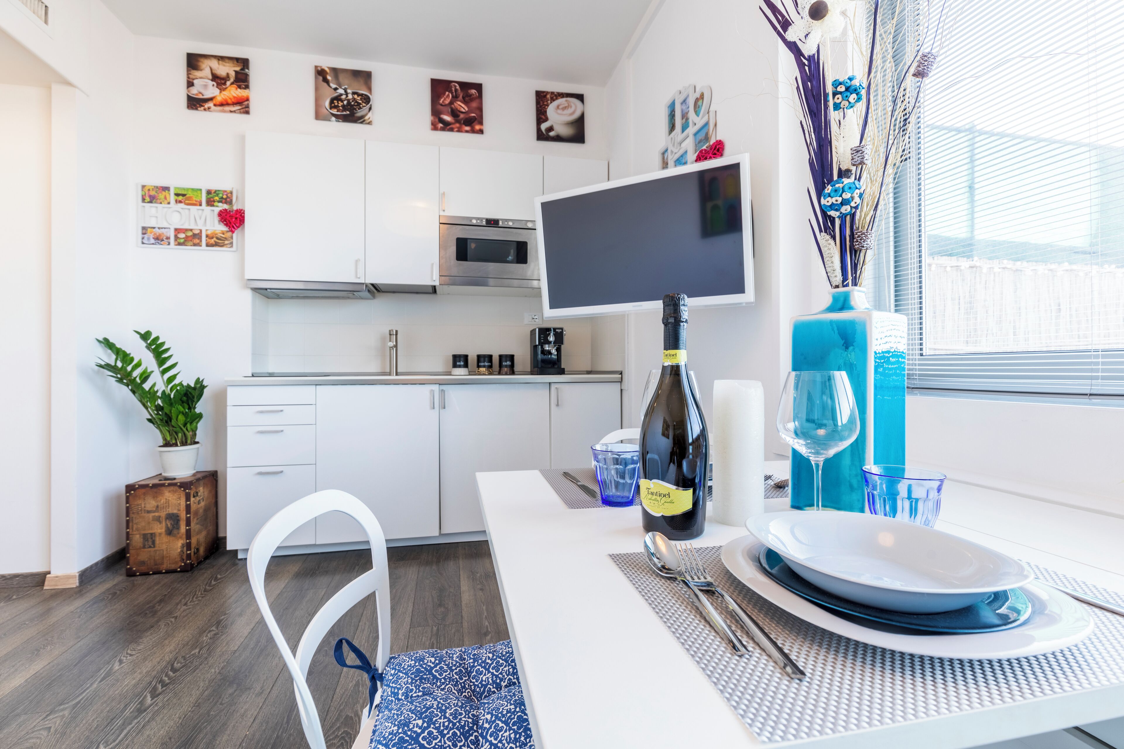 Kühlschrank, Mikrowelle, Herdplatte, Wasserkocher mit Kaffee-/Teezubehör