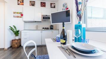 Kühlschrank, Mikrowelle, Herdplatte, Wasserkocher mit Kaffee-/Teezubehör