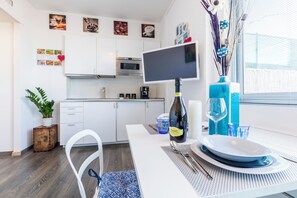 Kühlschrank, Mikrowelle, Herdplatte, Wasserkocher mit Kaffee-/Teezubehör