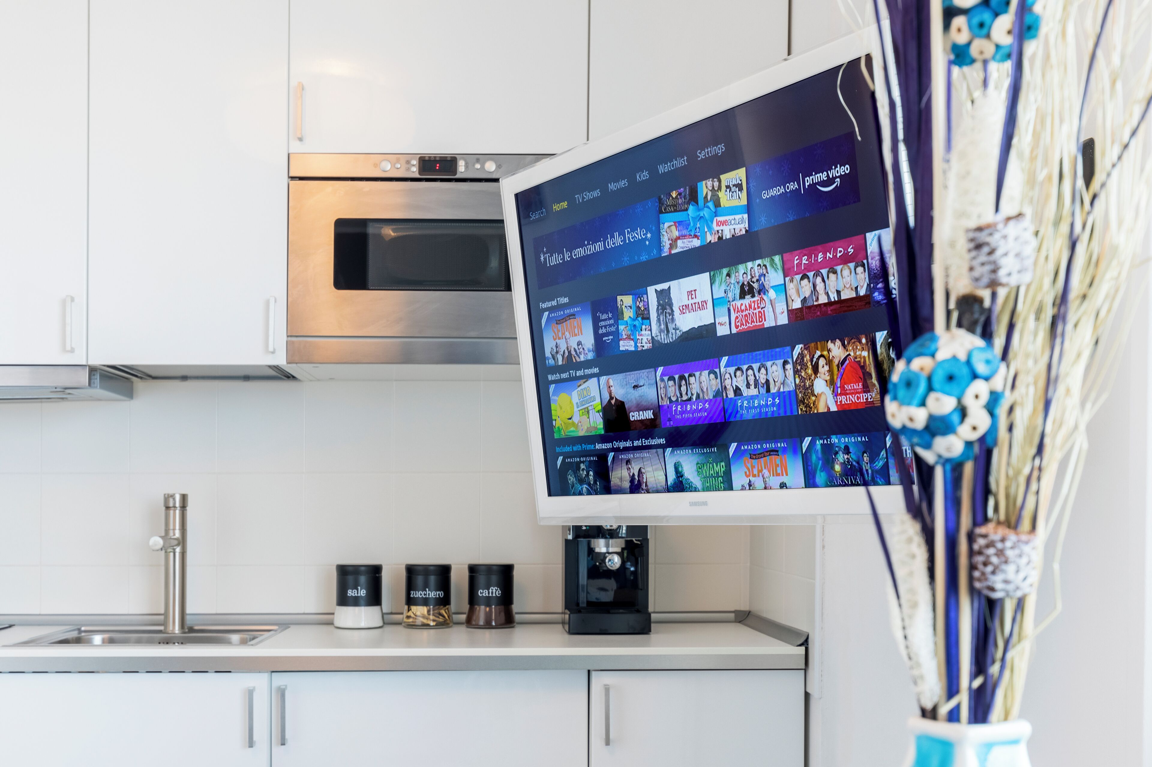 Kühlschrank, Mikrowelle, Herdplatte, Wasserkocher mit Kaffee-/Teezubehör