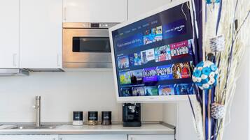 Kühlschrank, Mikrowelle, Herdplatte, Wasserkocher mit Kaffee-/Teezubehör