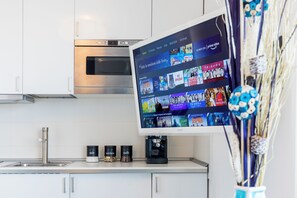 Kühlschrank, Mikrowelle, Herdplatte, Wasserkocher mit Kaffee-/Teezubehör