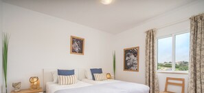 1 chambre, coffre-fort, fer et planche à repasser