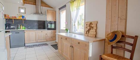 Micro-ondes, four, lave-vaisselle, grille-pain