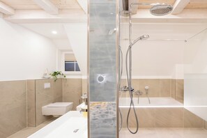 Douche, sĂšche-cheveux, serviettes fournies, savon