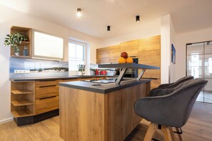 Fridge, oven, stovetop, dishwasher - Reethaus Nordlicht – exclusive first occupancy in 2025 with sea view (Dranske)
