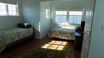 3 bedrooms, iron/ironing board, internet, bed sheets