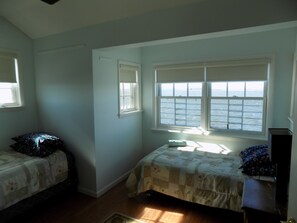 3 habitaciones, tabla de planchar con plancha, internet y ropa de cama