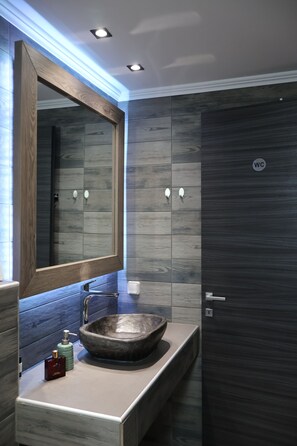 Dusche, Haartrockner, Handtücher, Toilettenpapier