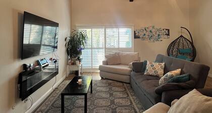 Cozy 1-bedroom Loft condo in enchanting Los Angeles with AC, WiFi