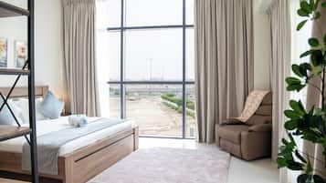 Caja de seguridad en la habitación y tabla de planchar con plancha