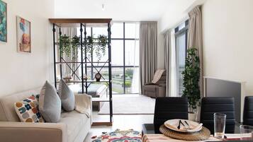 Caja de seguridad en la habitación y tabla de planchar con plancha