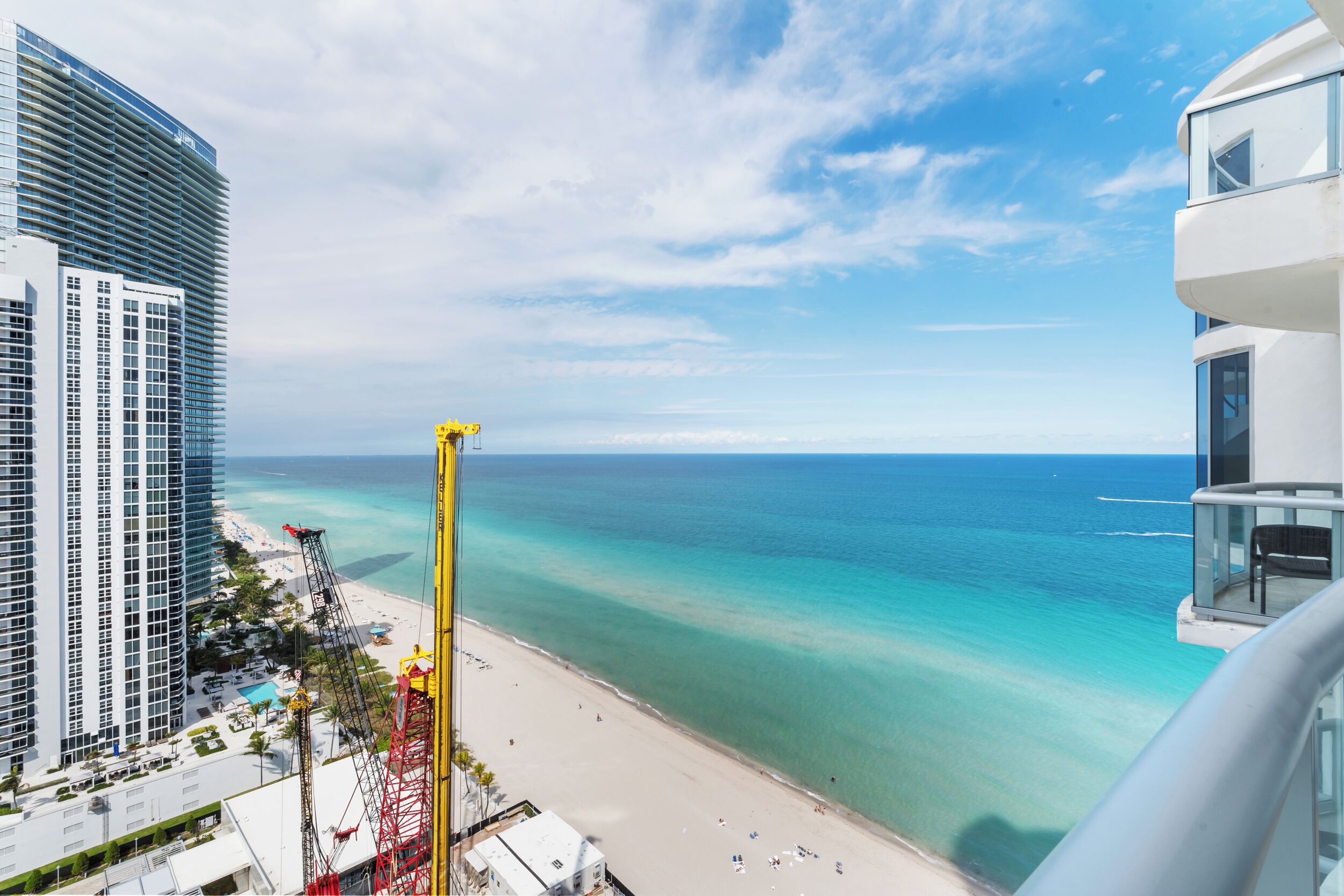 En la playa y camastros 