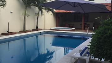 Una piscina al aire libre