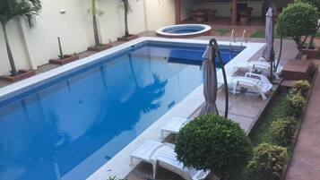 Una piscina al aire libre