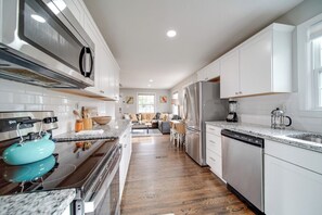 Fridge, microwave, oven, stovetop - Charming 2-bedroom house with Gym & Fire Pit mins from Uptown Charlotte (Charlotte)