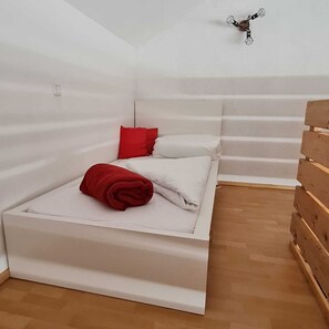 3 bedrooms, WiFi, bed sheets - Billiards and Swedish stove - the apartment for up to 11 people in a quiet location. (Ottnang am Hausruck)