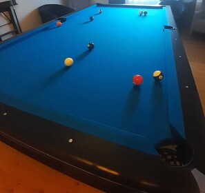 Games room - Billiards and Swedish stove - the apartment for up to 11 people in a quiet location. (Ottnang am Hausruck)