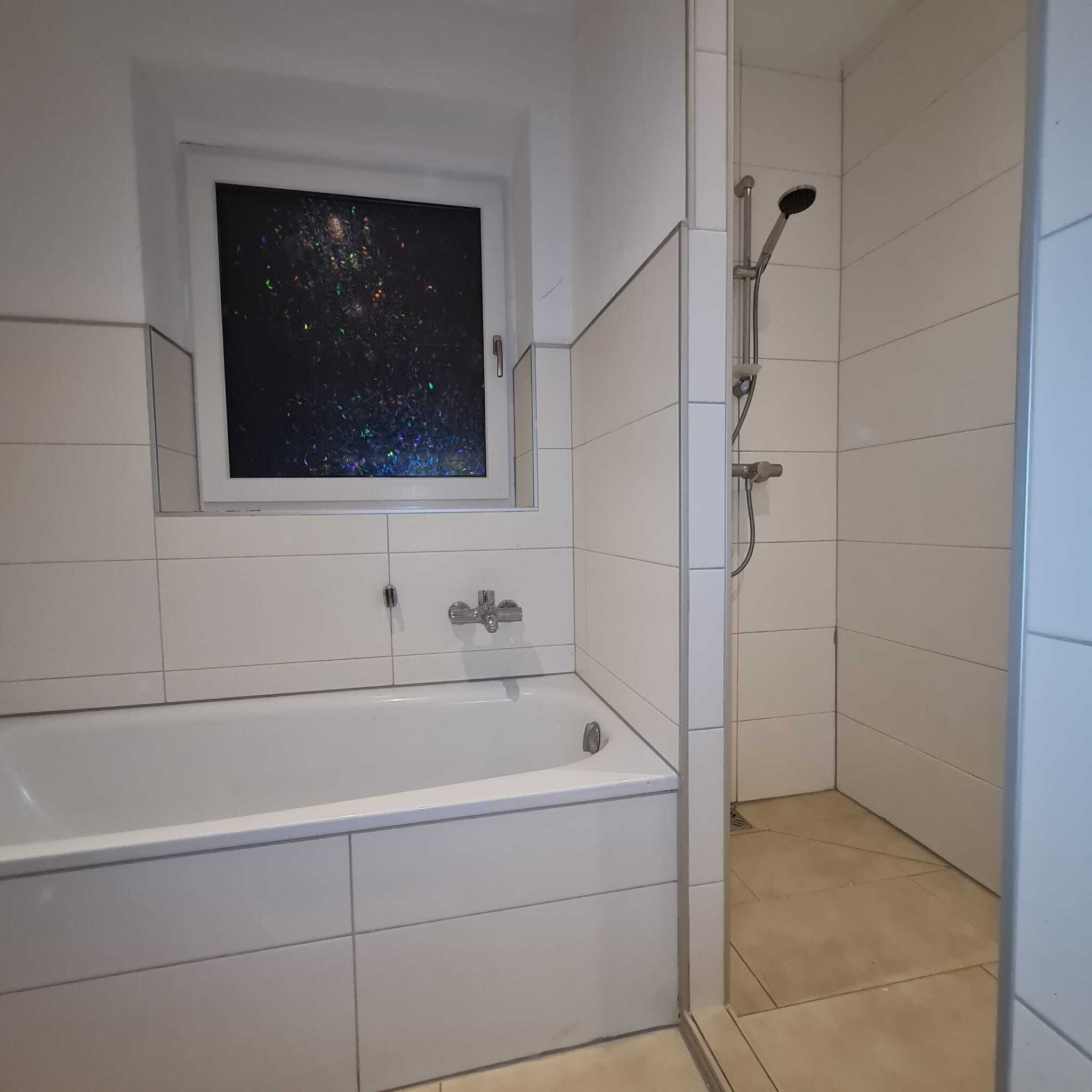 Een haardroger, handdoeken, zeep, toiletpapier