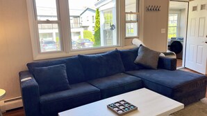 Smart TV - Cozy 2-bedroom, 1-bathroom condo,  two short blocks from the beach! (Old Orchard Beach)
