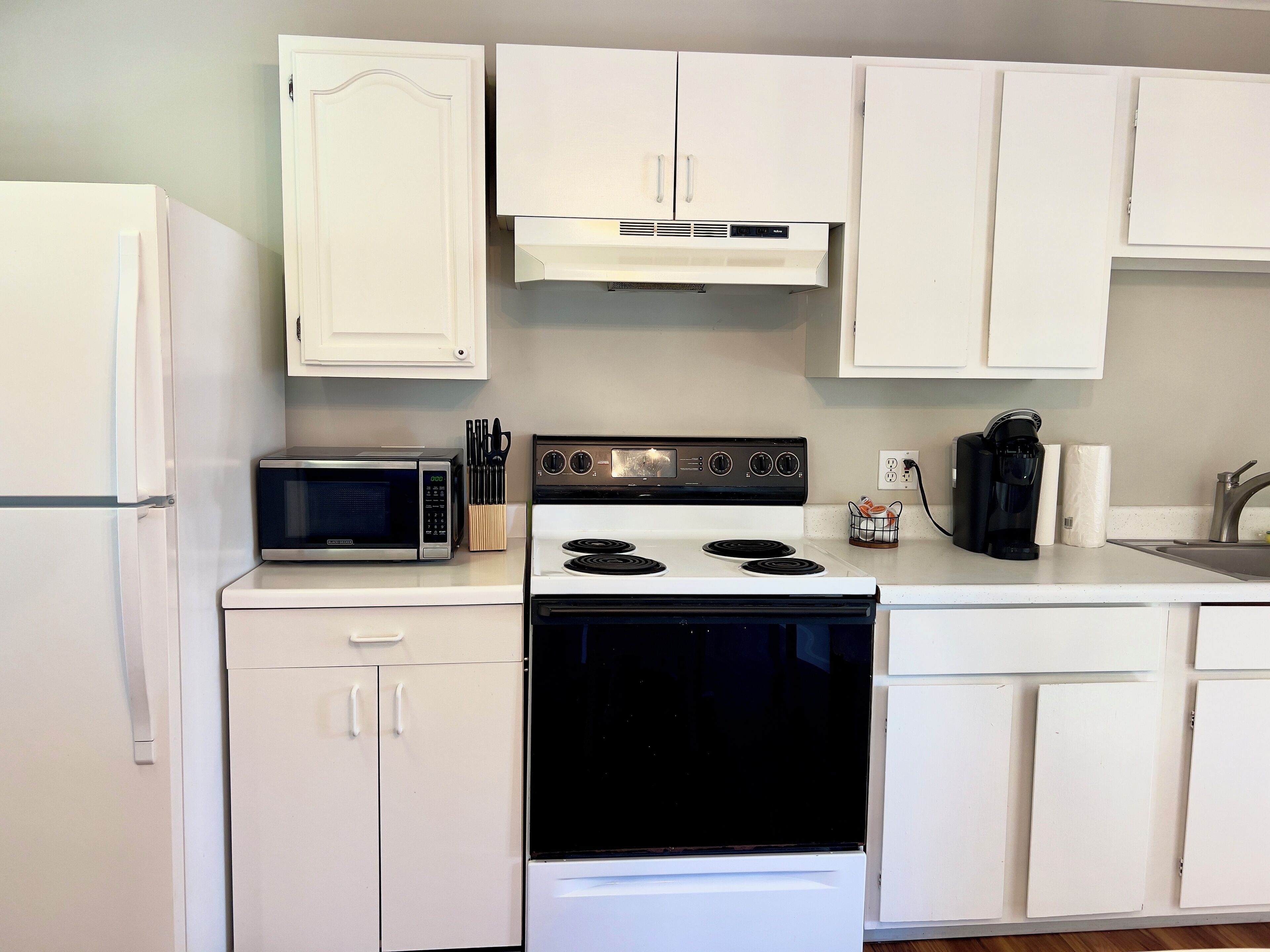 Refrigerador, microondas, horno y parrilla de estufa 