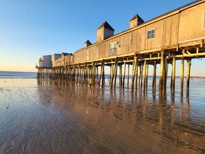Beach nearby - Sweet, two-bedroom, one-bathroom condo,  two short blocks from the beach! (Old Orchard Beach)
