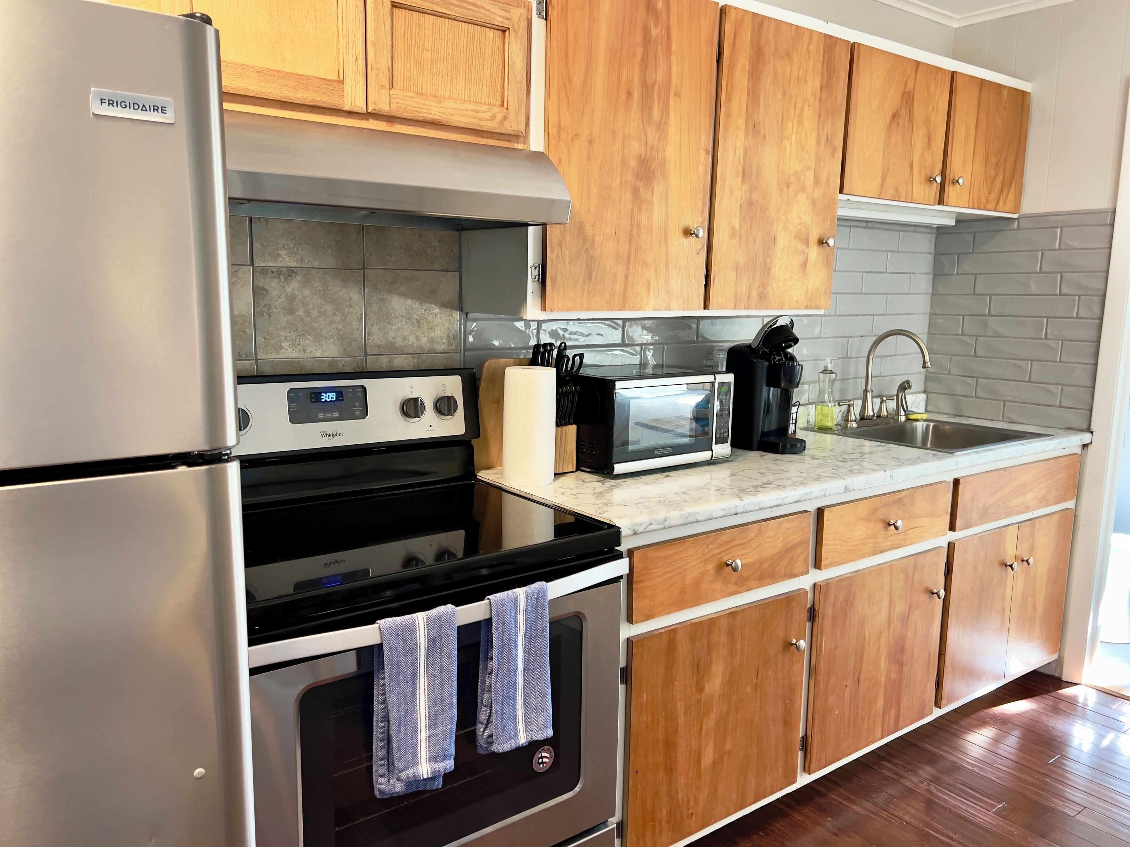 Kjøleskap, mikrobølgeovn, ovn og kokeplater