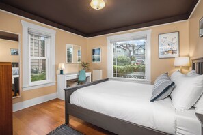 3 Schlafzimmer, Schreibtisch, Bügeleisen/Bügelbrett, Reisekinderbett