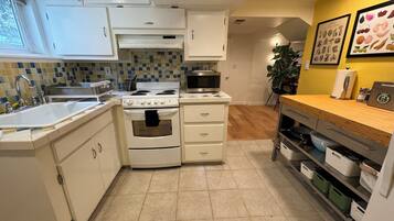 Een koelkast, een magnetron, een oven, een kookplaat