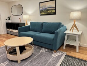 Smart-TV, Kamin, Bücher, Stereoanlage