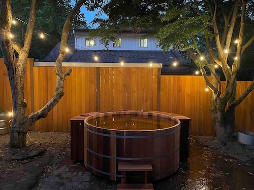 Charming Green Lake Craftsman – Hot Tub, AC, Dog Friendly, Walk to Lake & C...