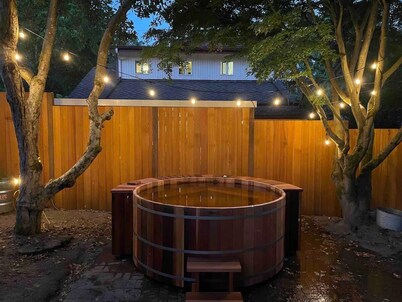 Charming Green Lake Craftsman – Hot Tub, AC, Dog Friendly, Walk to Lake & Cafés