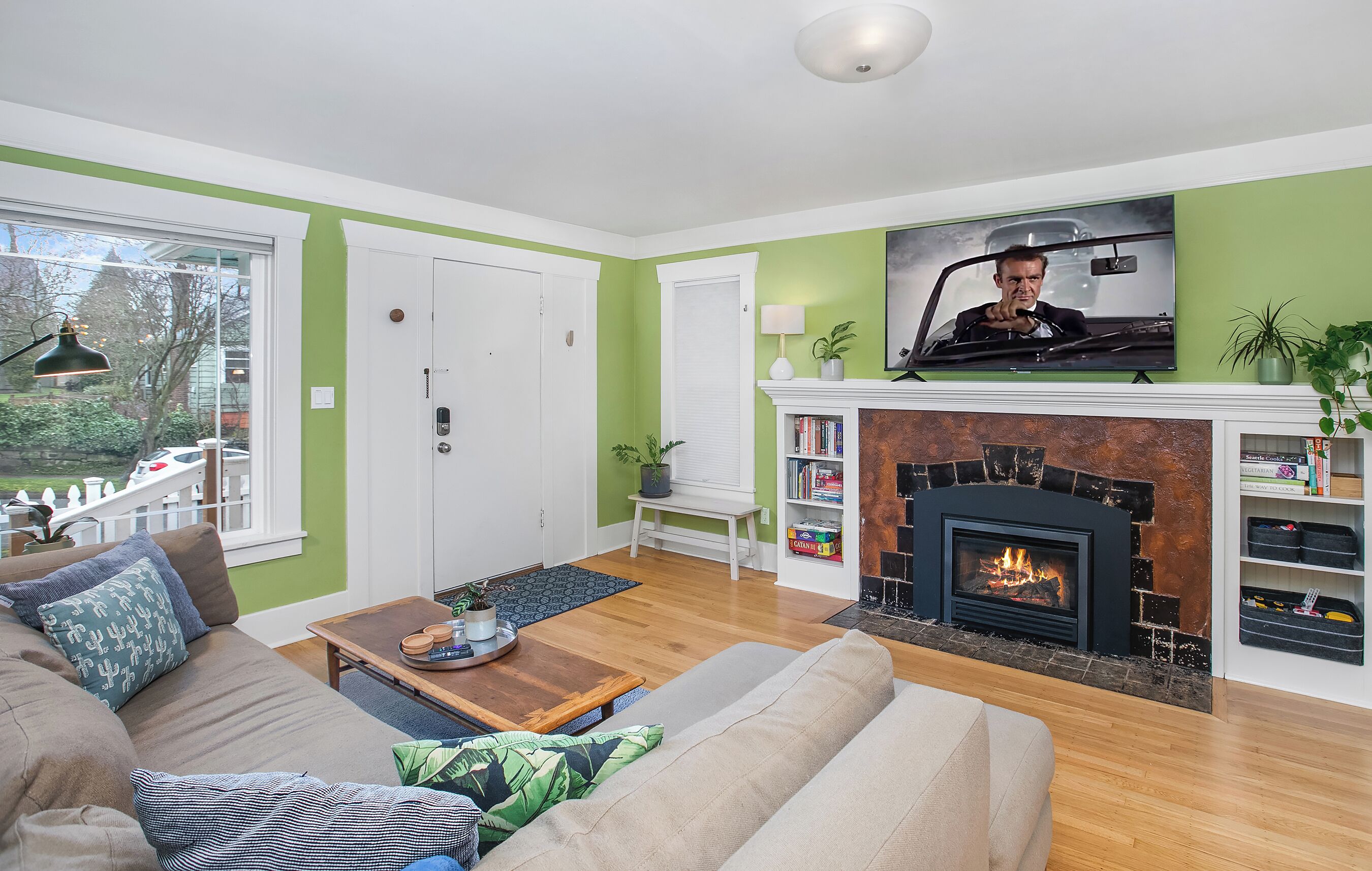 Een smart-tv, een open haard, boeken en een stereo