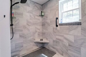 Shower, hair dryer, bidet, towels - Kick back and relax in this calming, stylish space! (Himrod)