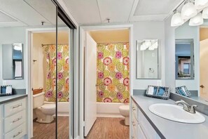 ヘアドライヤー、タオル、石鹸、トイレットペーパー