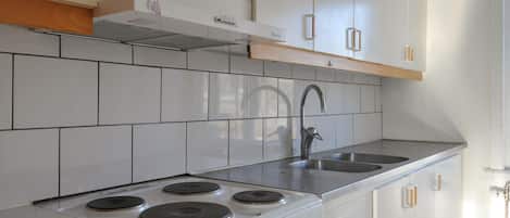 Fridge, coffee/tea maker