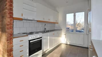 Fridge, coffee/tea maker