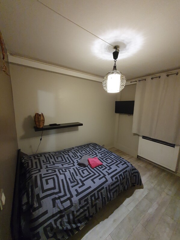 2 bedrooms, iron/ironing board, free WiFi, bed sheets